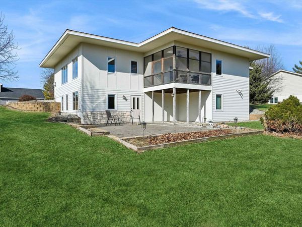 1004 KENYON Drive, Waverly, IA 50677