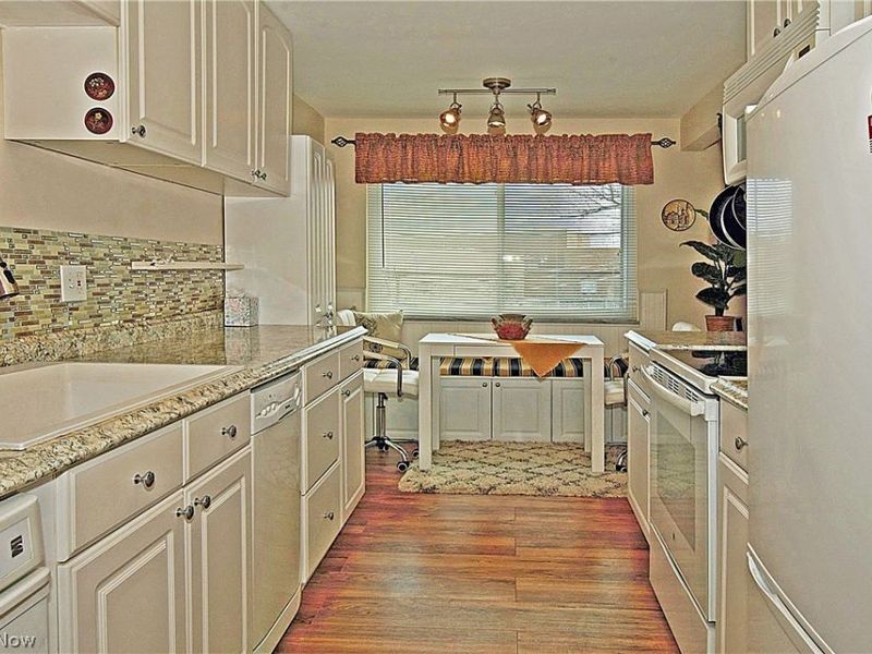 25600 Country Club Boulevard, Unit 18, North Olmsted, OH 44070 Photo 2