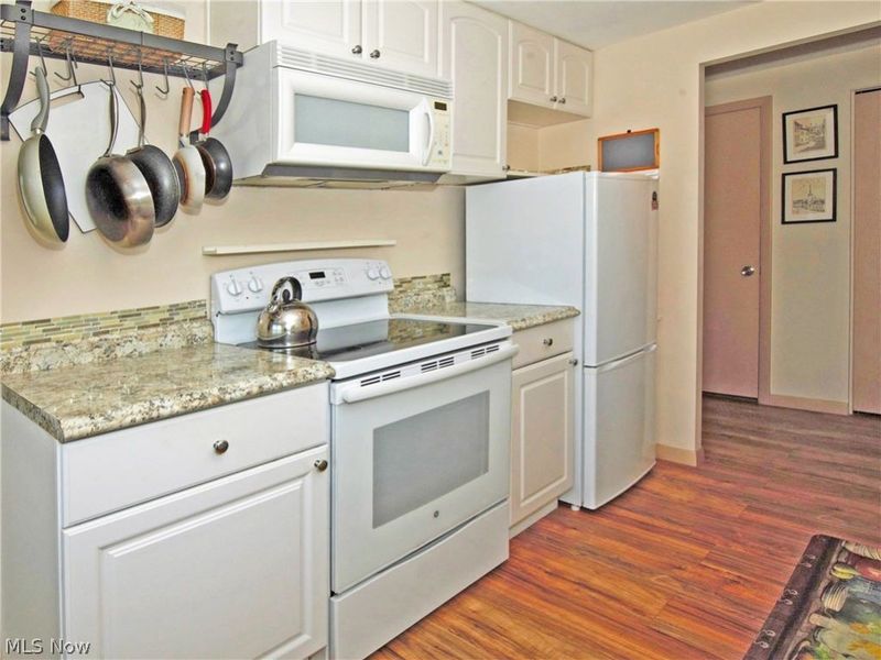 25600 Country Club Boulevard, Unit 18, North Olmsted, OH 44070 Photo 5