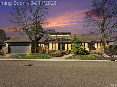 5950 Pinetree Drive, West Bloomfield Twp, MI 48322