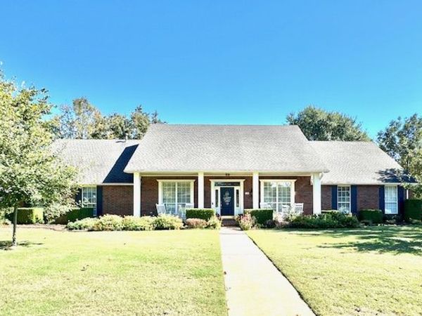 1738 N Barrington Drive, Fayetteville, AR 72701