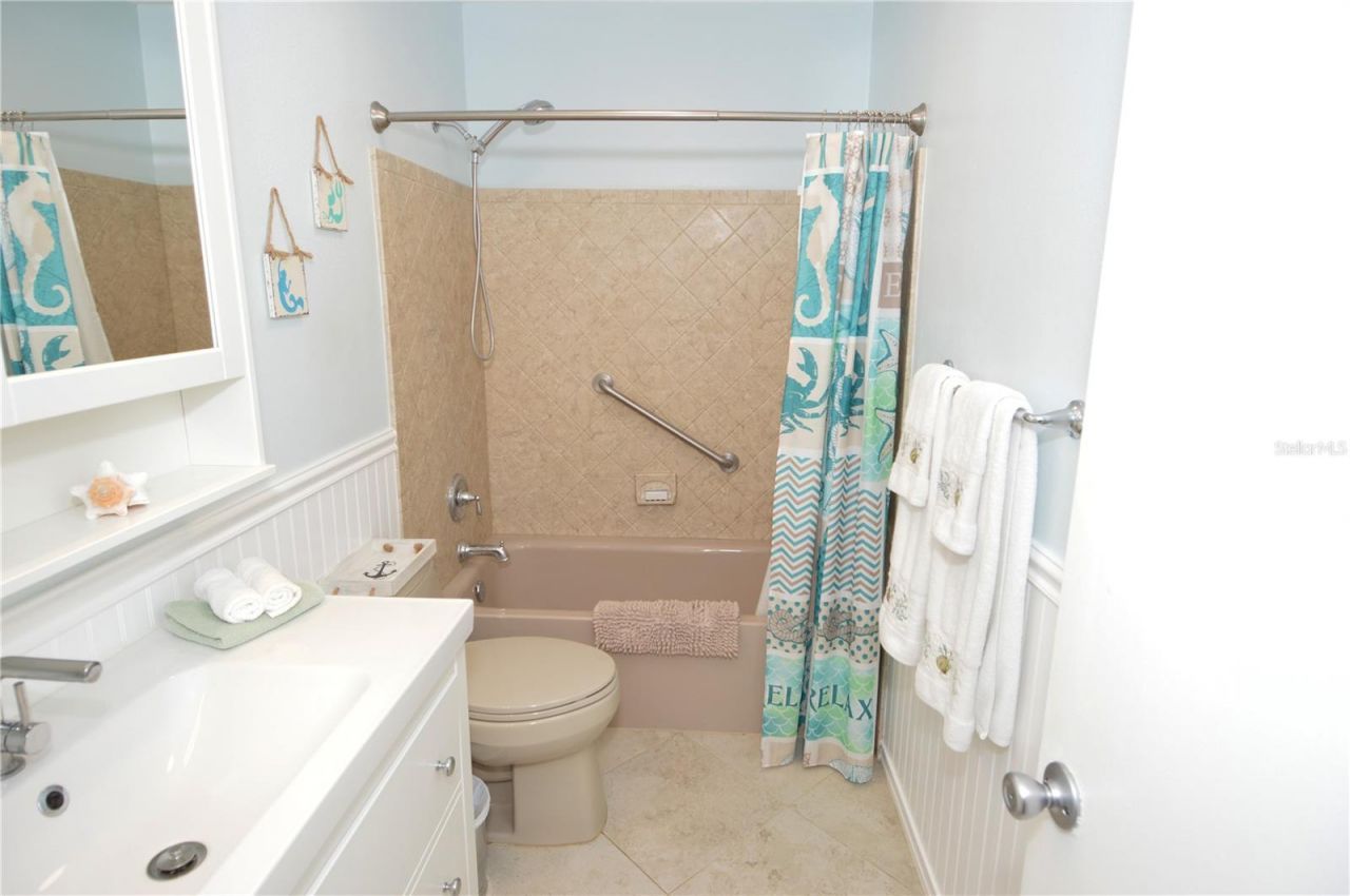213 Seahorse Drive Se, Unit B, Saint Petersburg, FL 33705 Photo