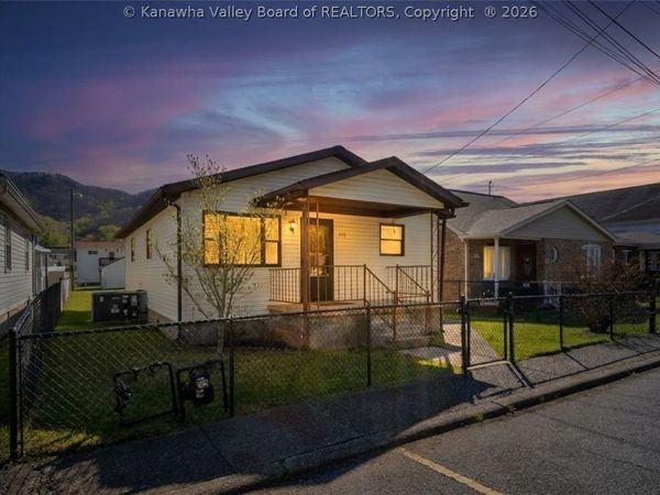 208 5th Avenue, Glasgow, WV 25086