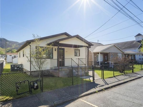 208 5th Avenue, Glasgow, WV 25086