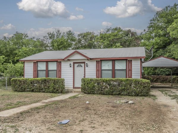 1608 Avenue J, Hondo, TX 78861