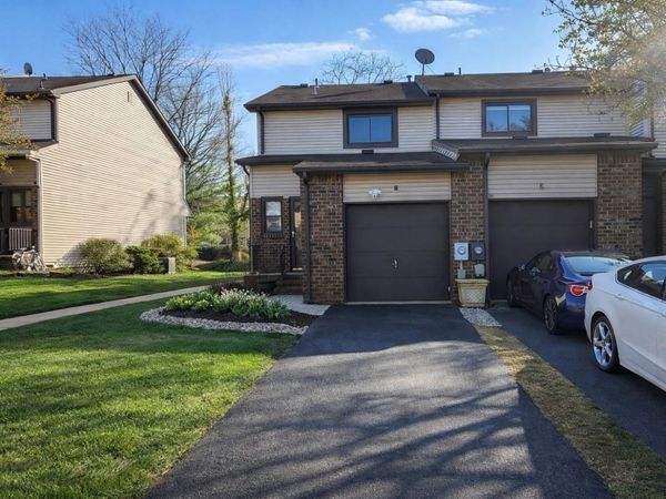 8 Chelsea Cir, Raritan, NJ 08822