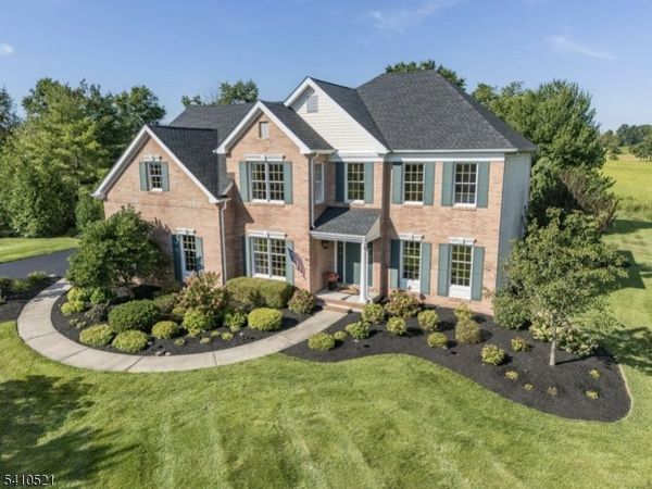 11 Messenger Ln, Raritan, NJ 08551