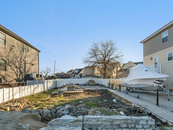 3 South Avenue , Lawrence, NY 11559