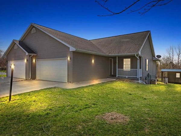 56 Pondview Ct, Iowa City, IA 52240