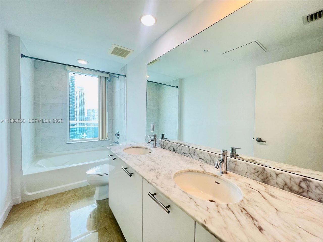 950 Brickell Bay Dr, Unit 2801, Miami, FL 33131 Photo