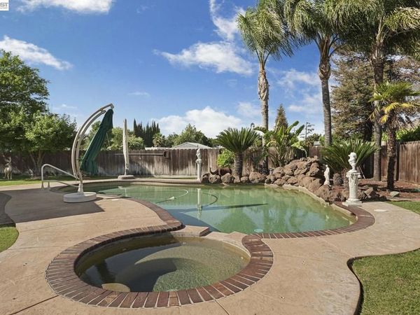 810 Vinewood Dr, Modesto, CA 95351