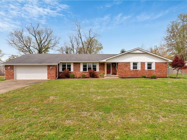 405 Magnolia Drive , Bentonville, AR 72712