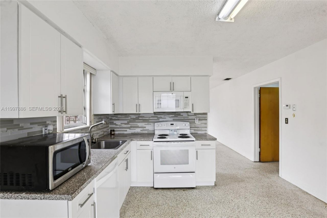 4756 SW 7th St, Miami, FL 33134 Photo