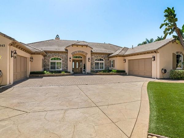 30243 Au Bon Climat Ct, Bonsall, CA 92003