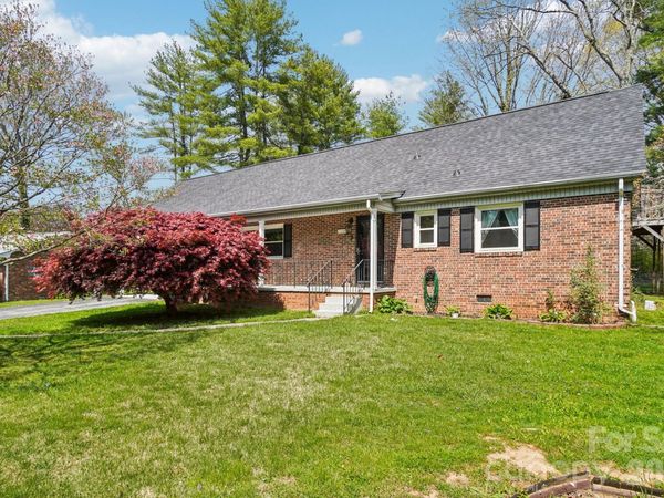 710 Heatherwood Drive , Hendersonville, NC 28792