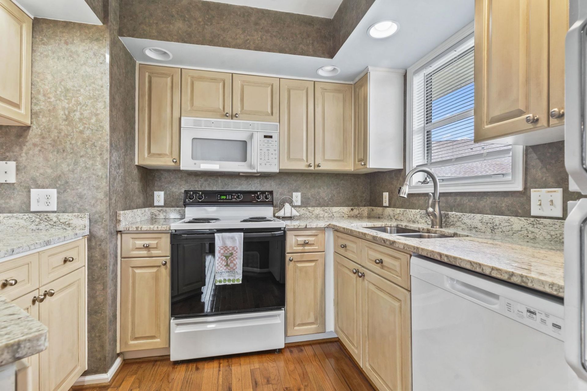 300 Shorehaven Dr. Photo 11