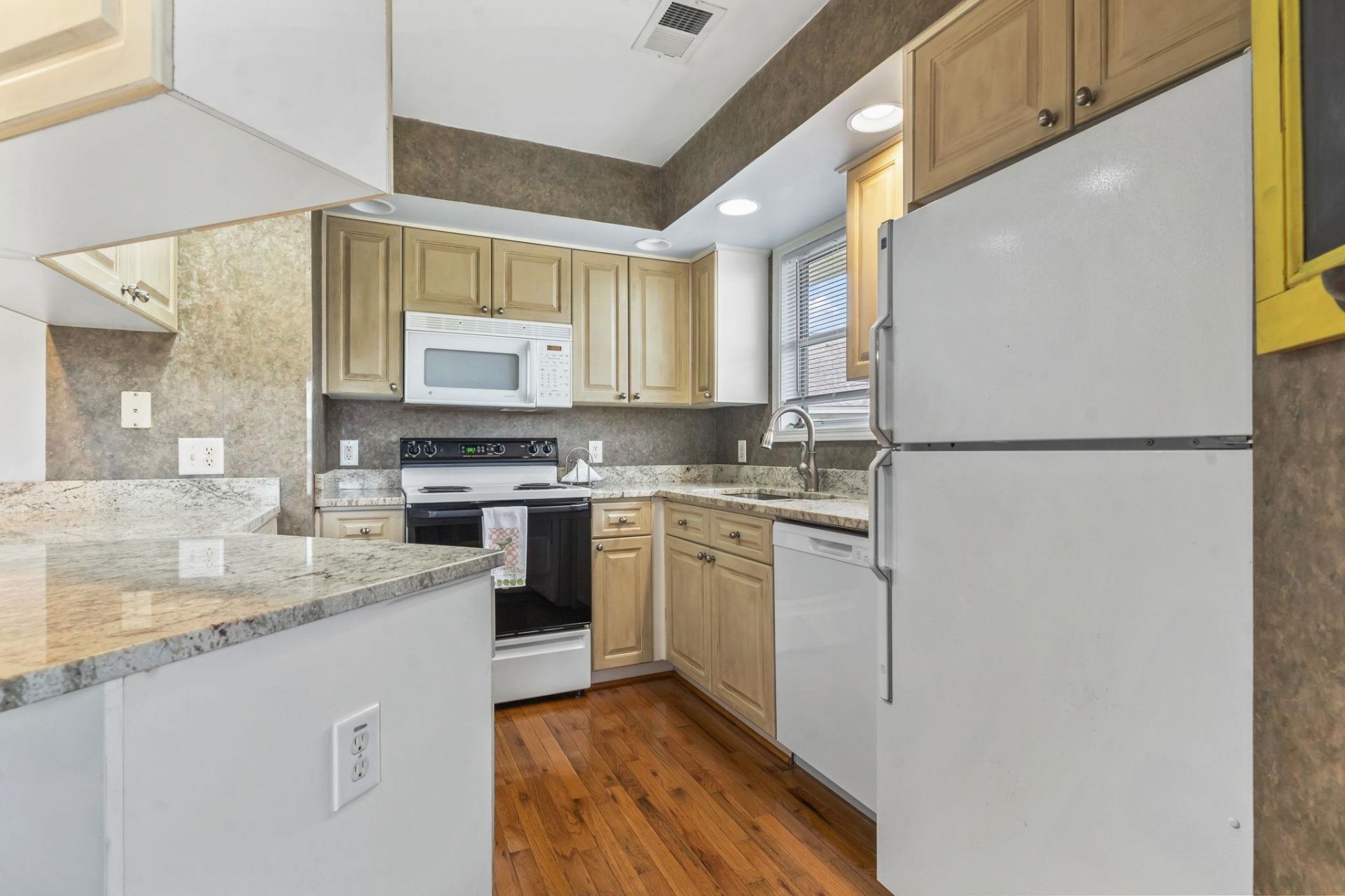 300 Shorehaven Dr. Photo 13