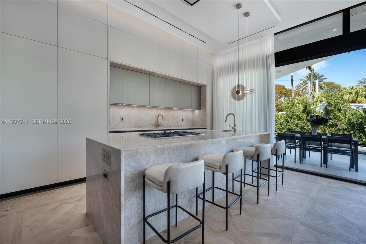 1045 W 47th Ct, Miami Beach, FL 33140 Photo