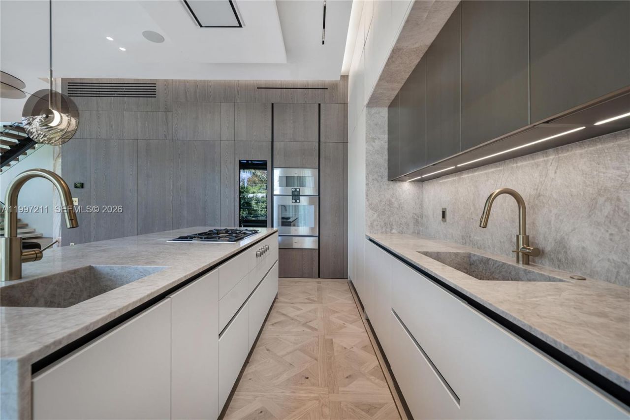 1045 W 47th Ct, Miami Beach, FL 33140 Photo