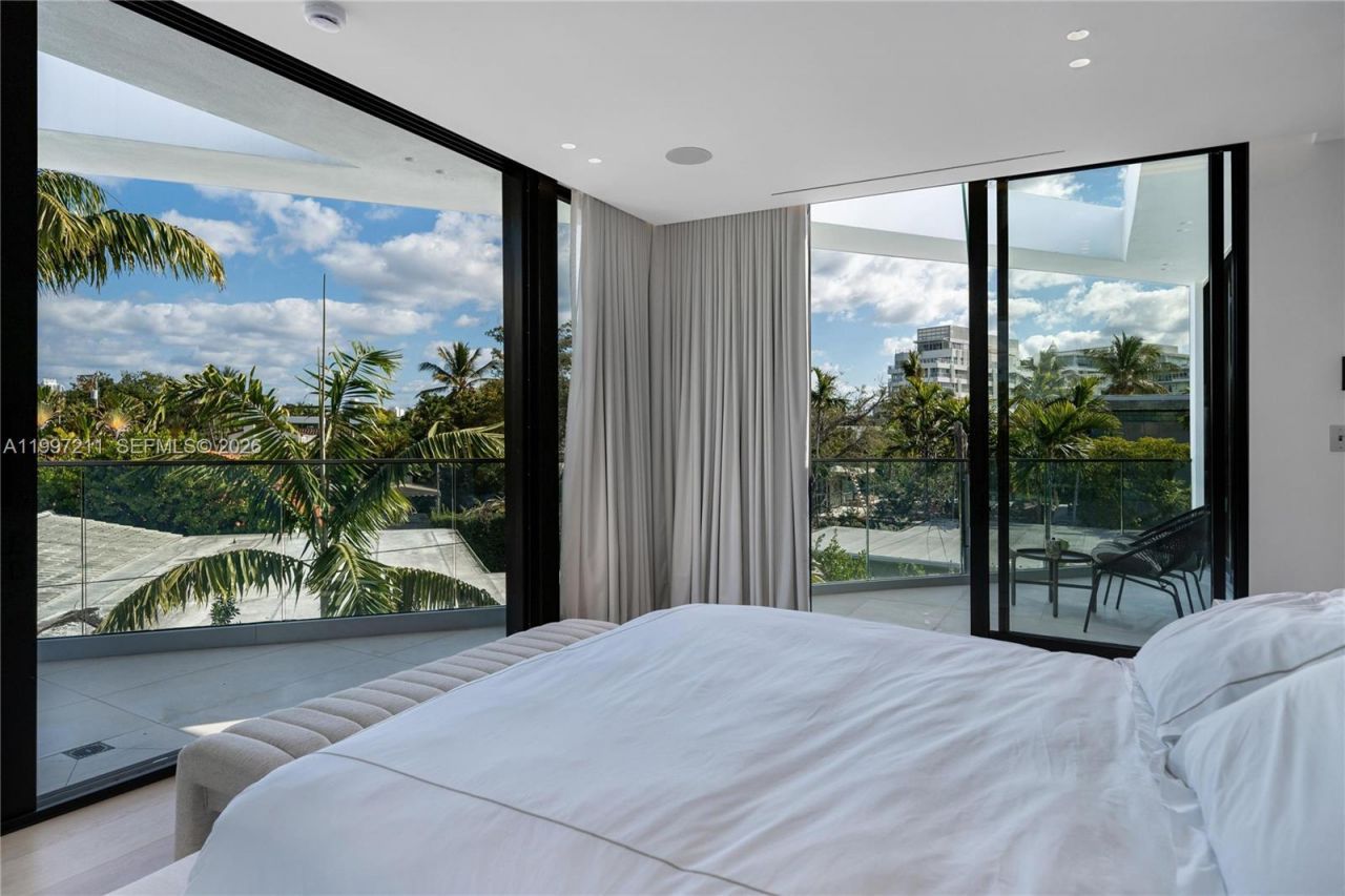 1045 W 47th Ct, Miami Beach, FL 33140 Photo