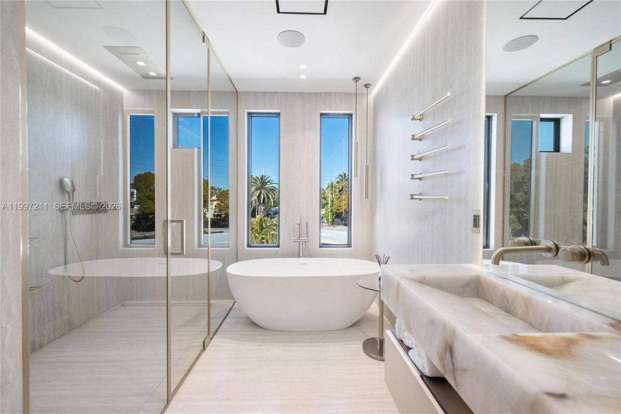 1045 W 47th Ct, Miami Beach, FL 33140 Photo