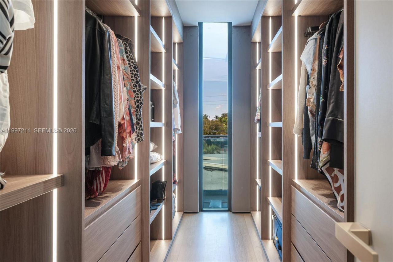 1045 W 47th Ct, Miami Beach, FL 33140 Photo