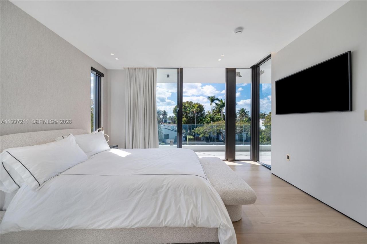 1045 W 47th Ct, Miami Beach, FL 33140 Photo