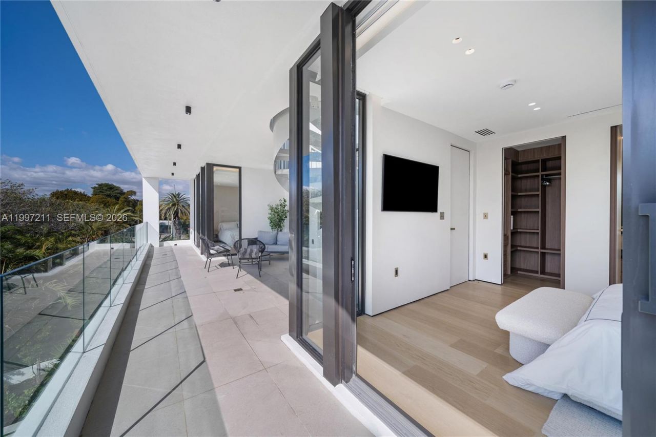 1045 W 47th Ct, Miami Beach, FL 33140 Photo