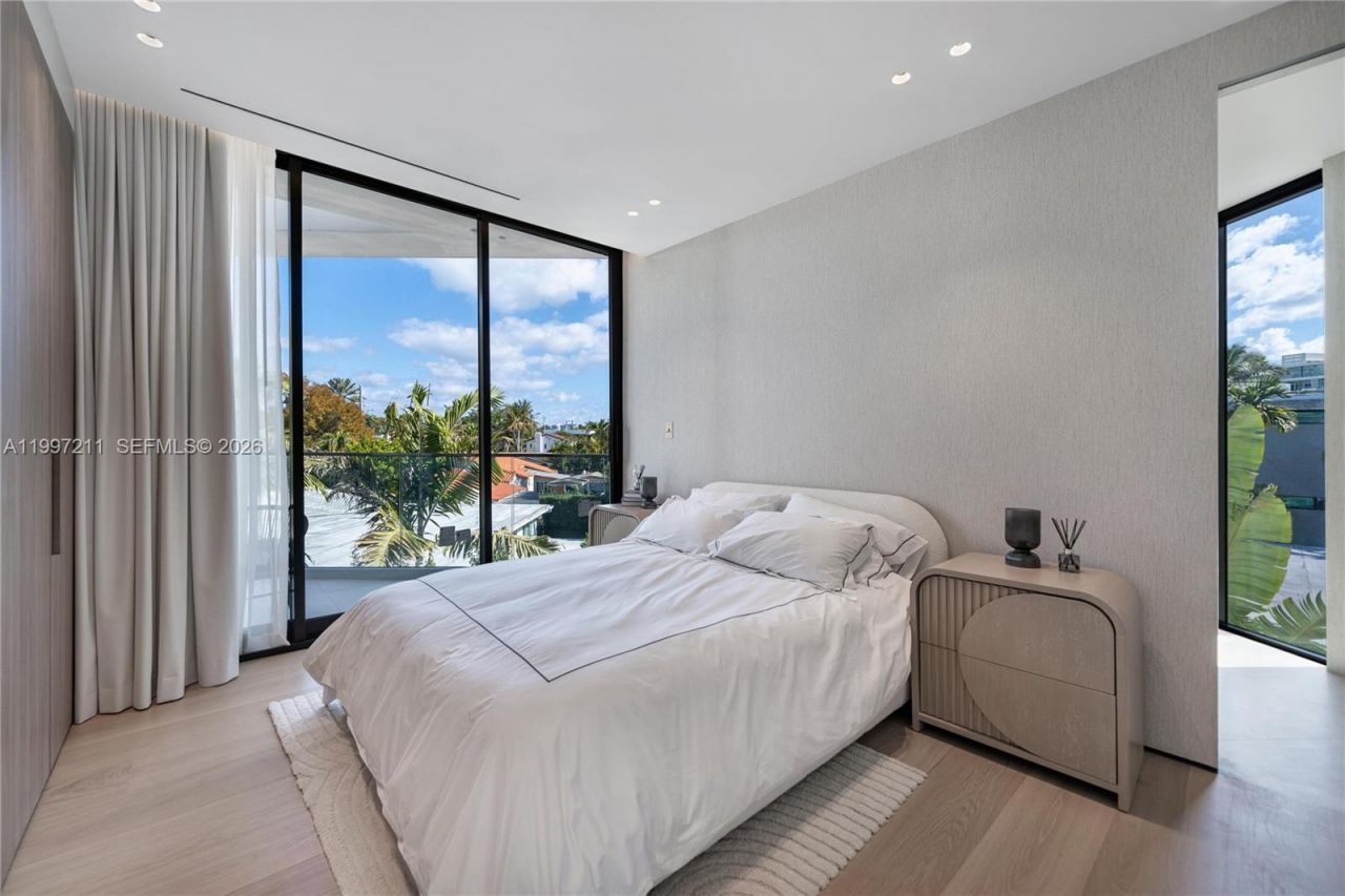 1045 W 47th Ct, Miami Beach, FL 33140 Photo