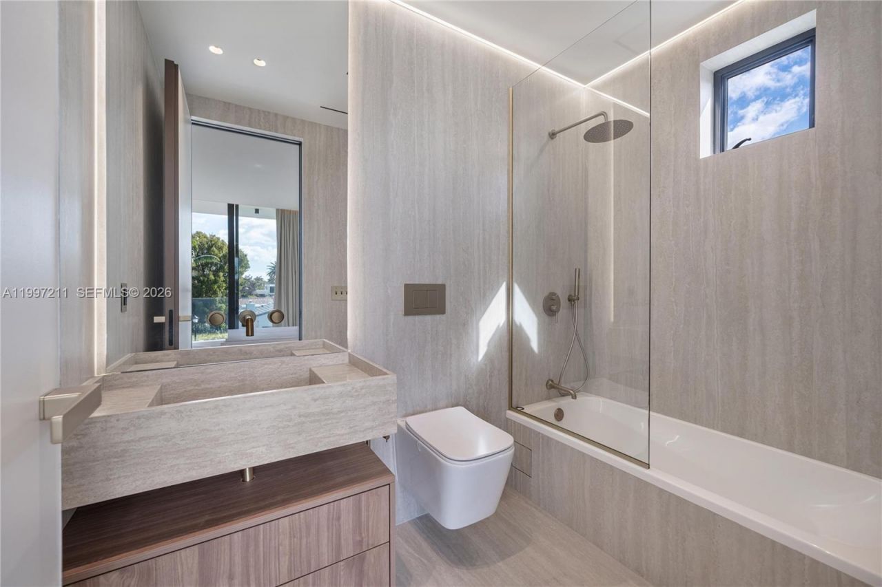 1045 W 47th Ct, Miami Beach, FL 33140 Photo