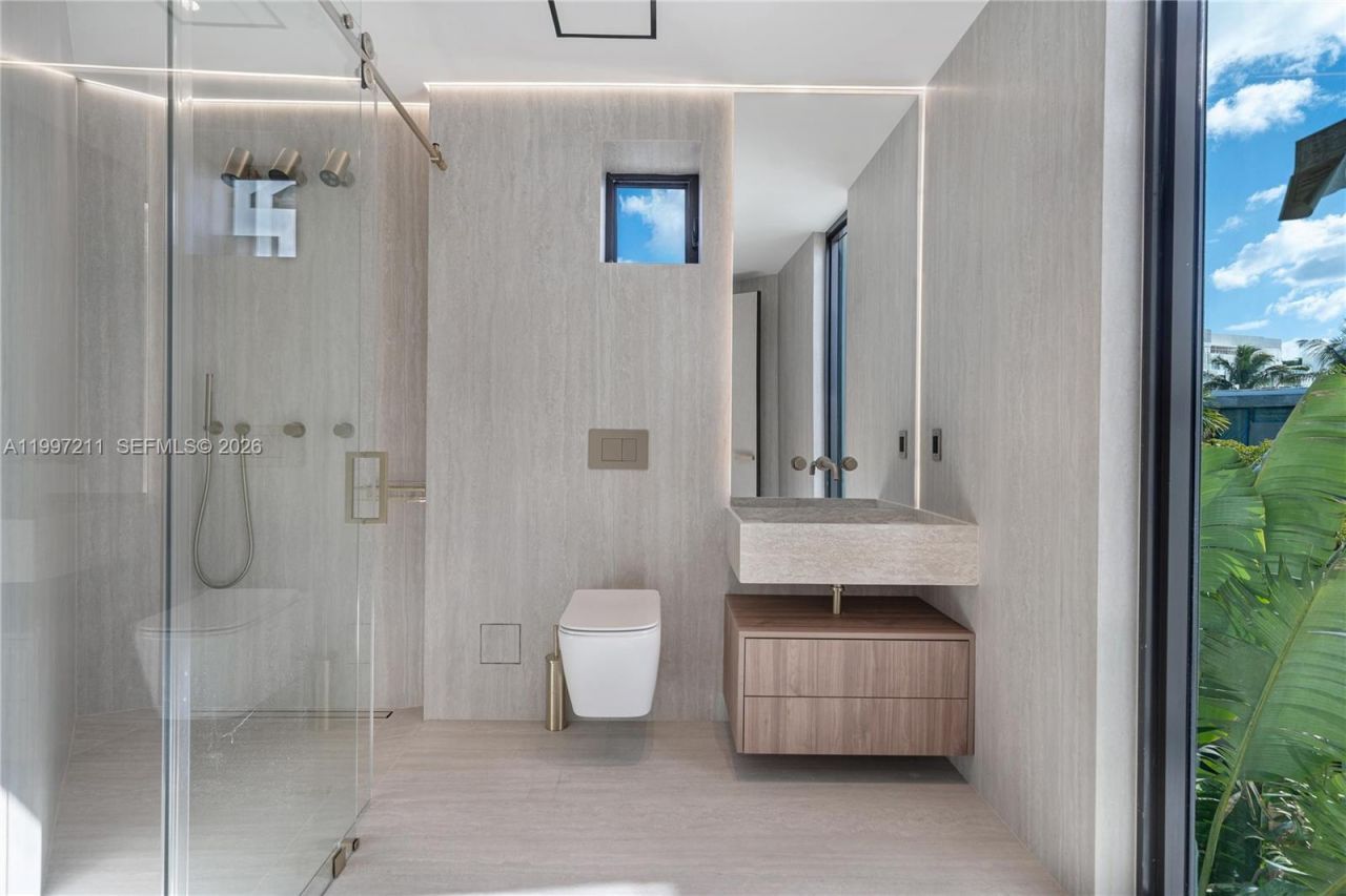 1045 W 47th Ct, Miami Beach, FL 33140 Photo