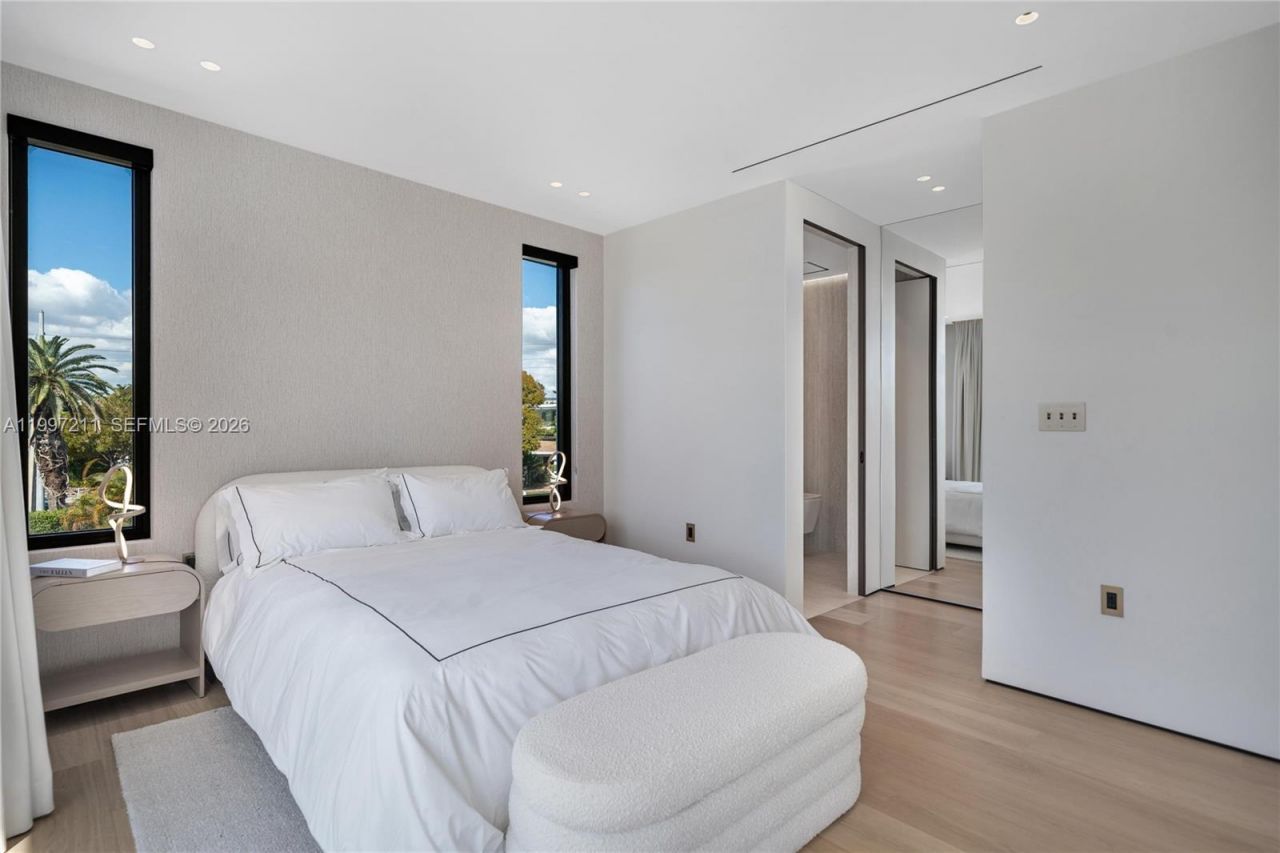 1045 W 47th Ct, Miami Beach, FL 33140 Photo