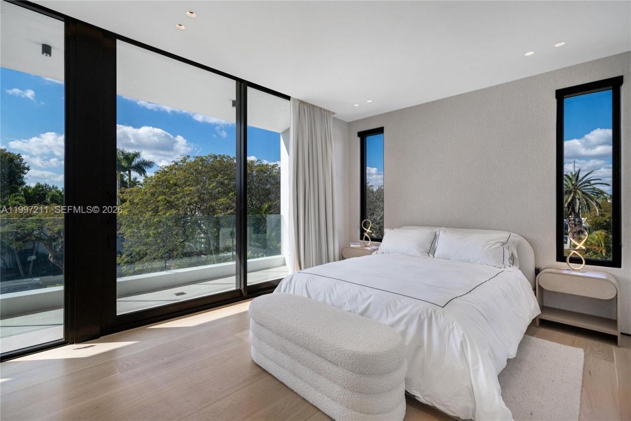 1045 W 47th Ct, Miami Beach, FL 33140 Photo