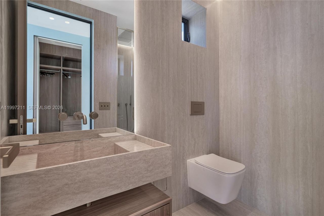 1045 W 47th Ct, Miami Beach, FL 33140 Photo