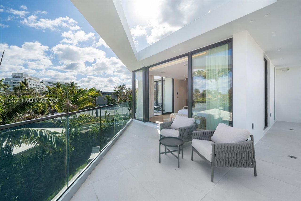 1045 W 47th Ct, Miami Beach, FL 33140 Photo