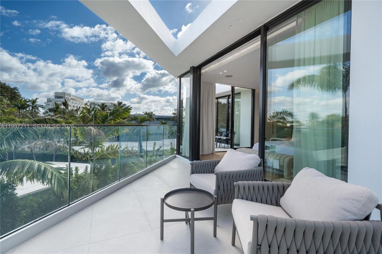 1045 W 47th Ct, Miami Beach, FL 33140 Photo