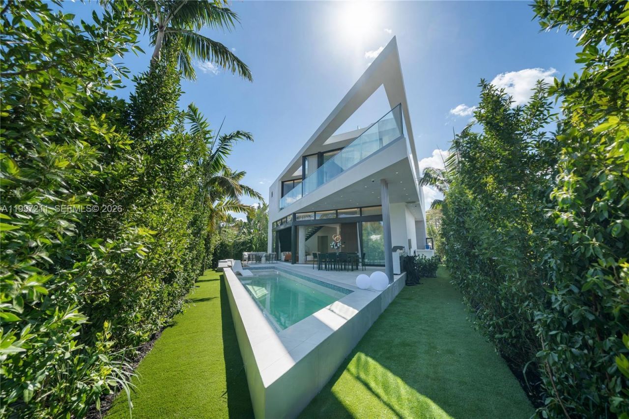 1045 W 47th Ct, Miami Beach, FL 33140 Photo