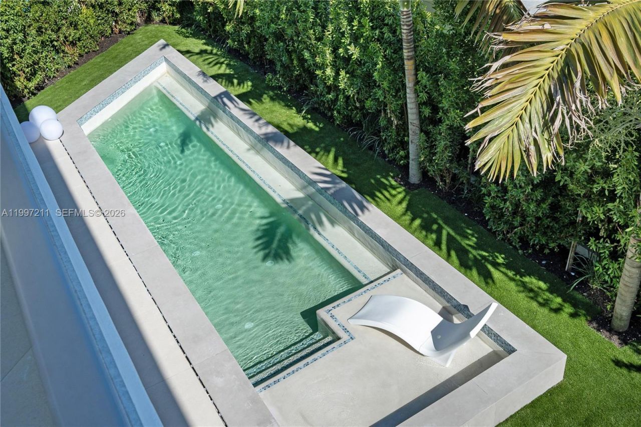 1045 W 47th Ct, Miami Beach, FL 33140 Photo