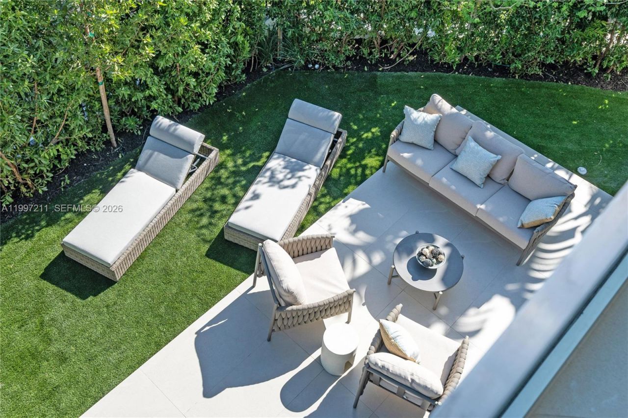 1045 W 47th Ct, Miami Beach, FL 33140 Photo