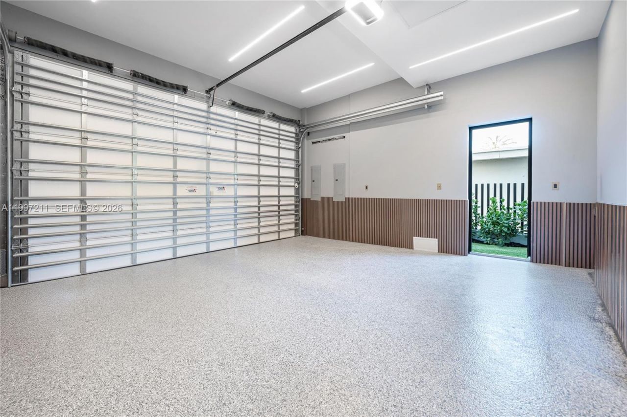 1045 W 47th Ct, Miami Beach, FL 33140 Photo