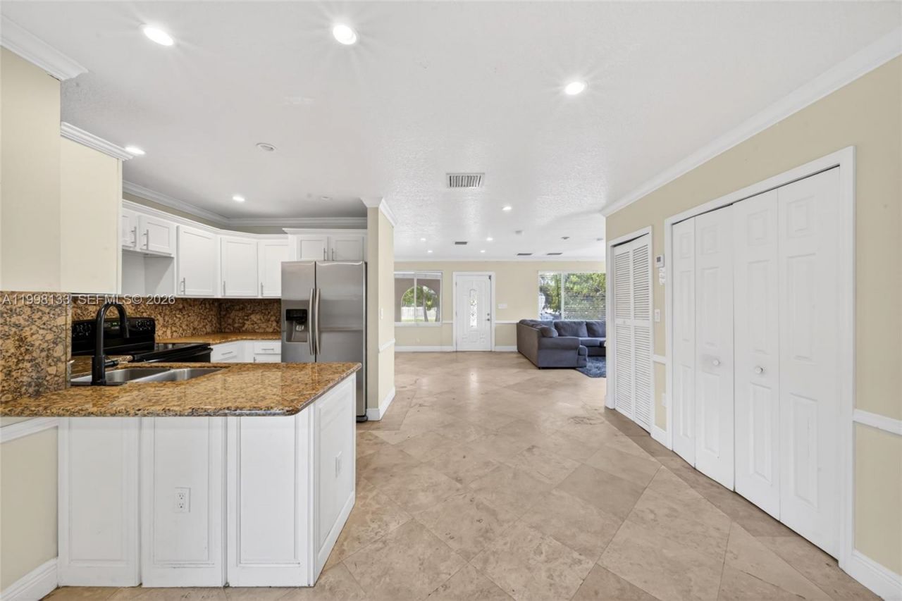 6881 SW 27th St, Miami, FL 33155 Photo