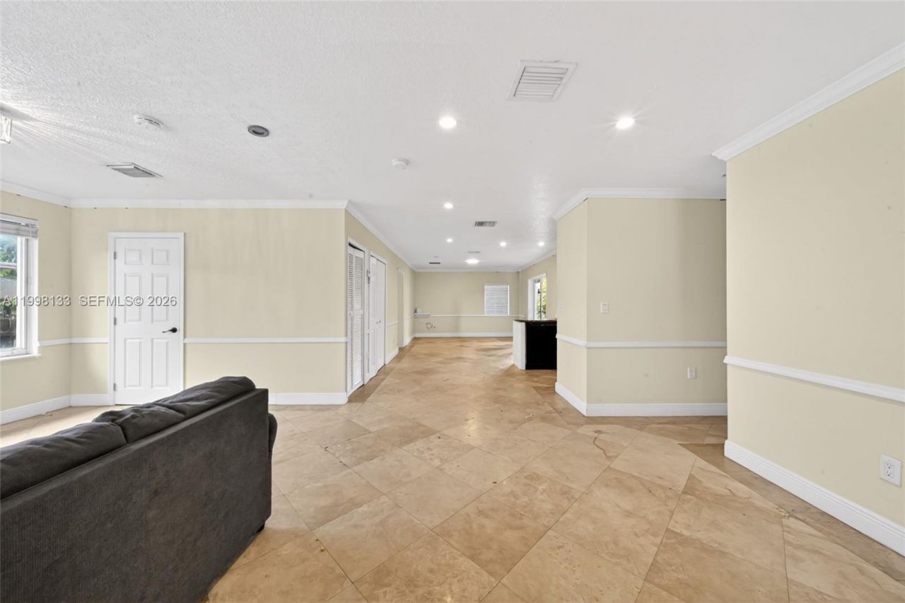 6881 SW 27th St, Miami, FL 33155 Photo