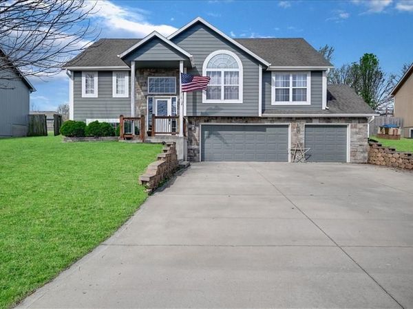 218 S Melrose Lane, Tonganoxie, KS 66086