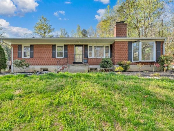 1065 Cain DR, Vinton, VA 24179