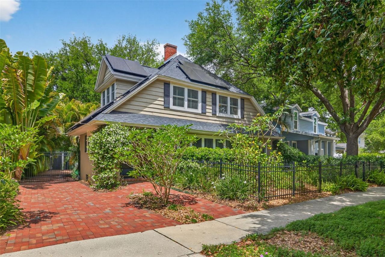 2318 Woodlawn Circle E, Saint Petersburg, FL 33704 Main Photo