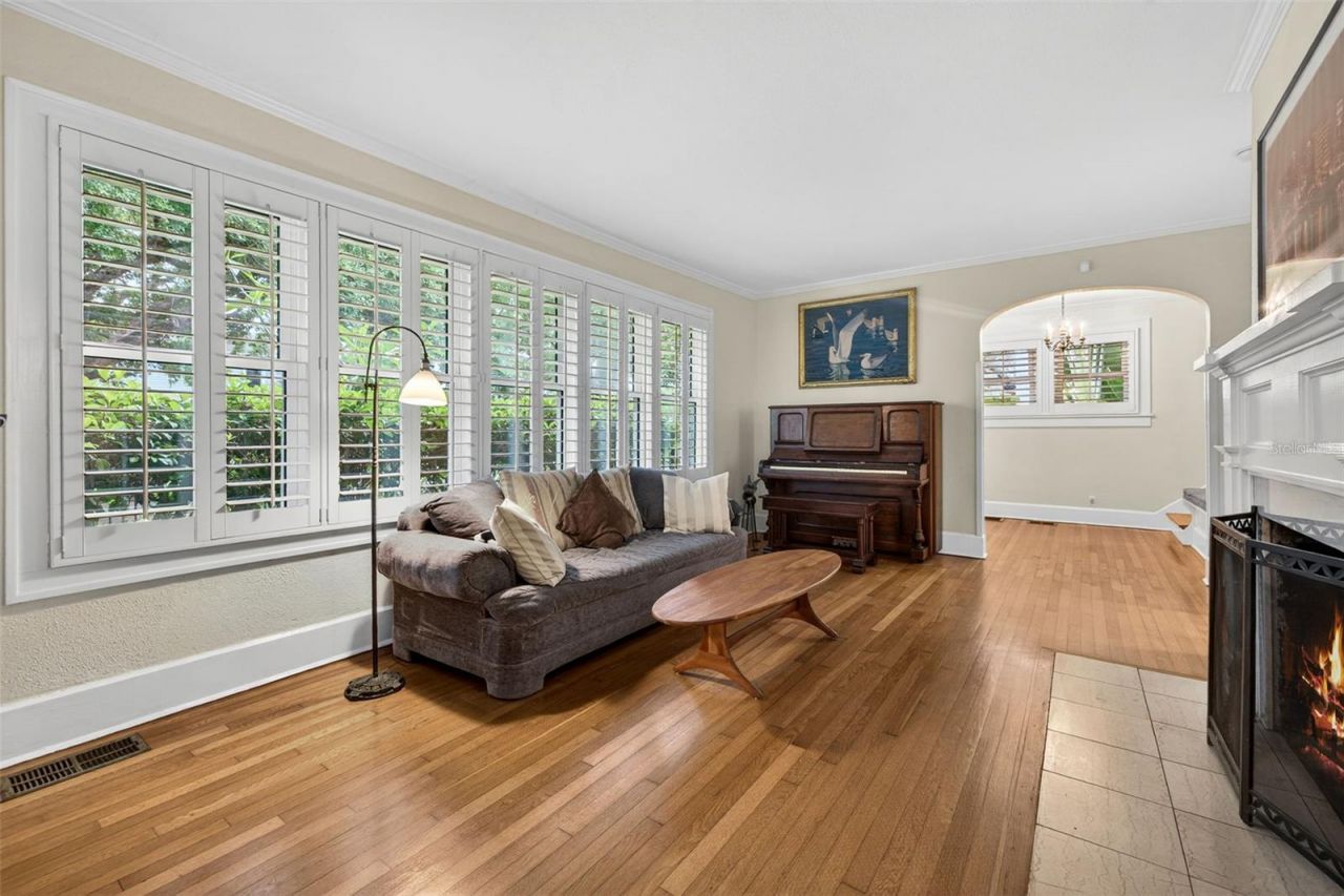 2318 Woodlawn Circle E, Saint Petersburg, FL 33704 Photo