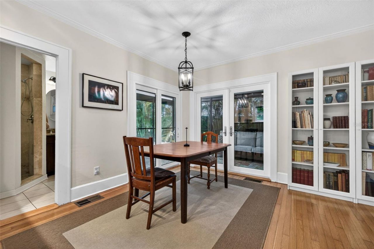 2318 Woodlawn Circle E, Saint Petersburg, FL 33704 Photo