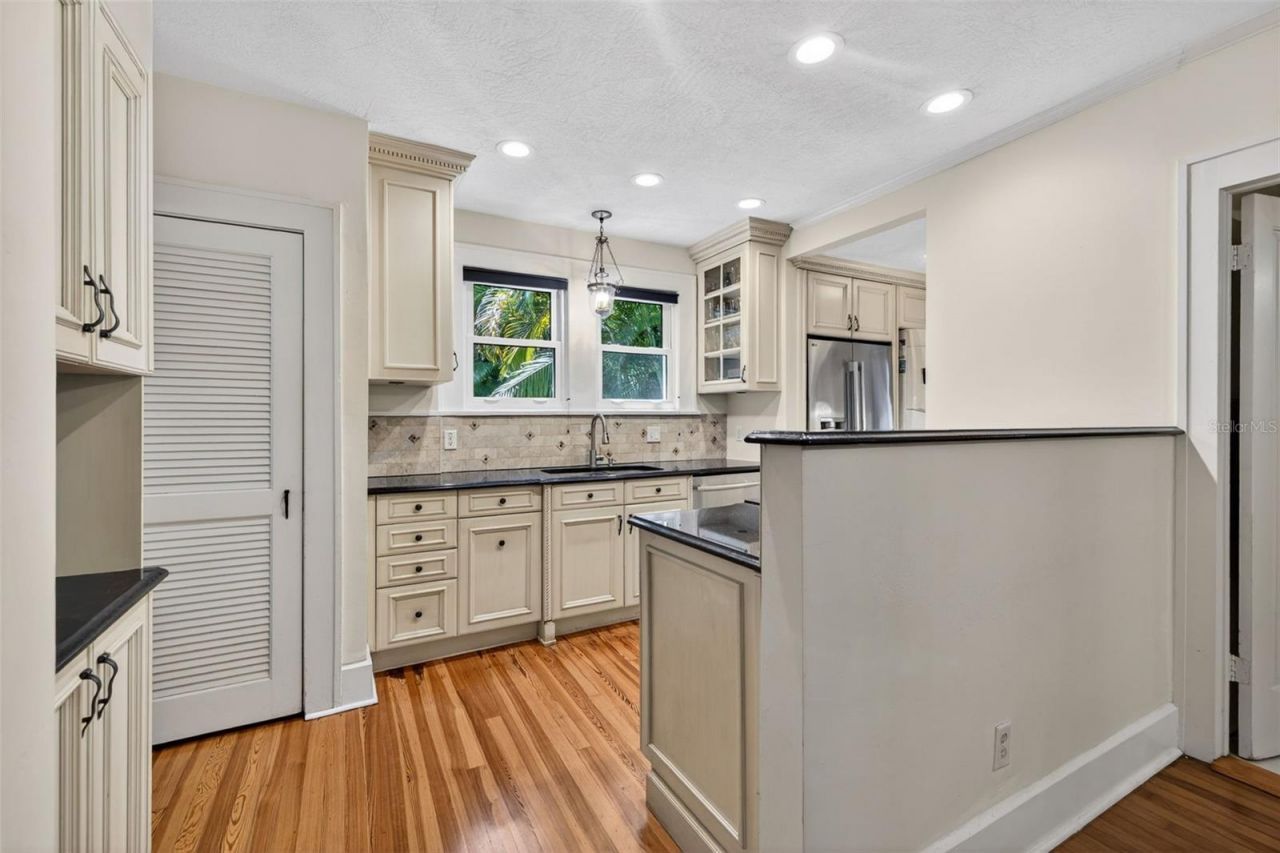 2318 Woodlawn Circle E, Saint Petersburg, FL 33704 Photo