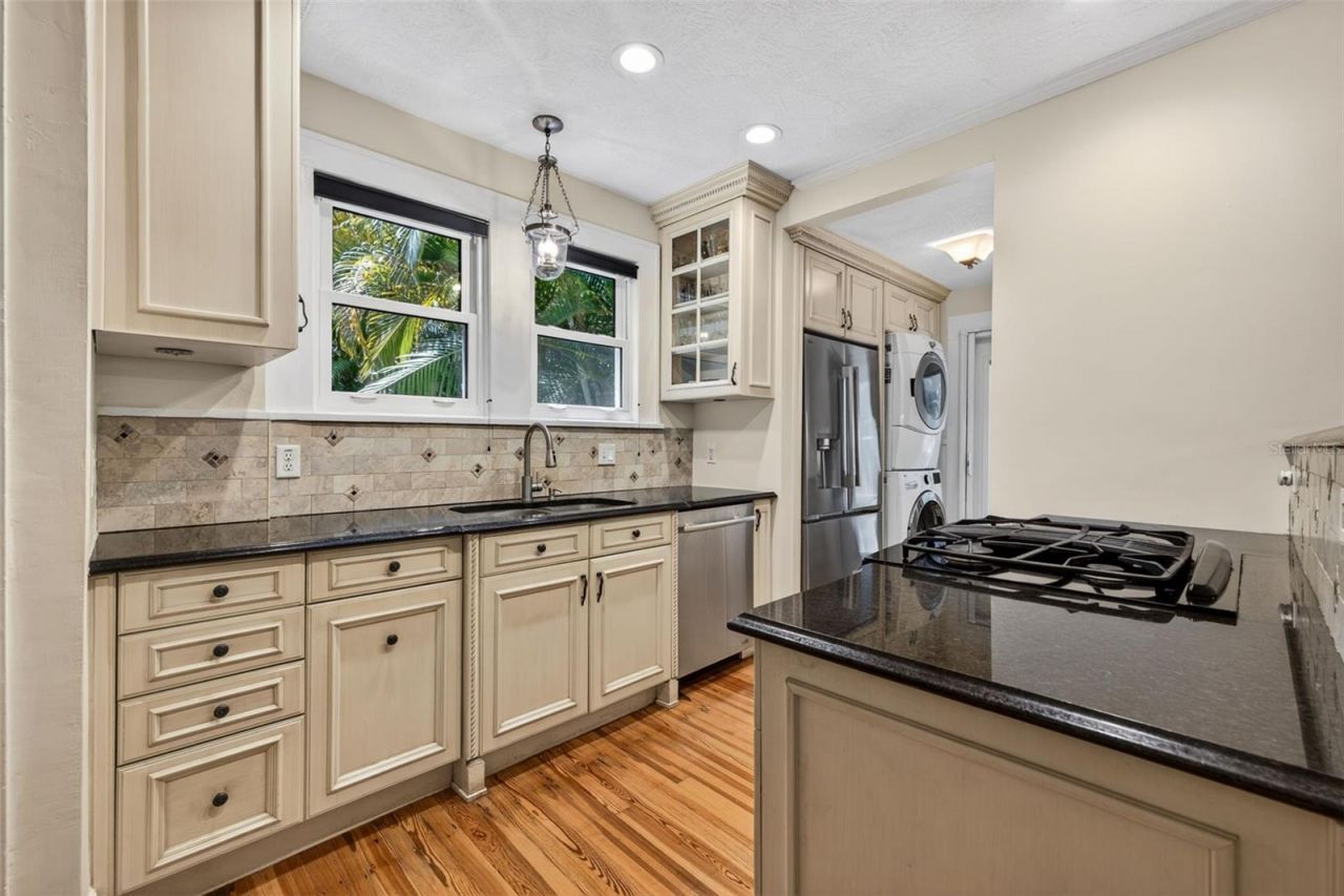 2318 Woodlawn Circle E, Saint Petersburg, FL 33704 Photo
