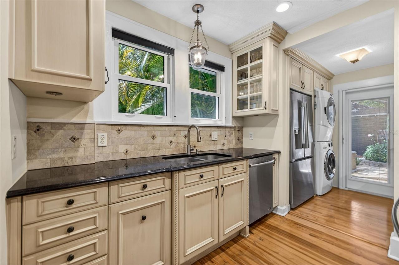 2318 Woodlawn Circle E, Saint Petersburg, FL 33704 Photo
